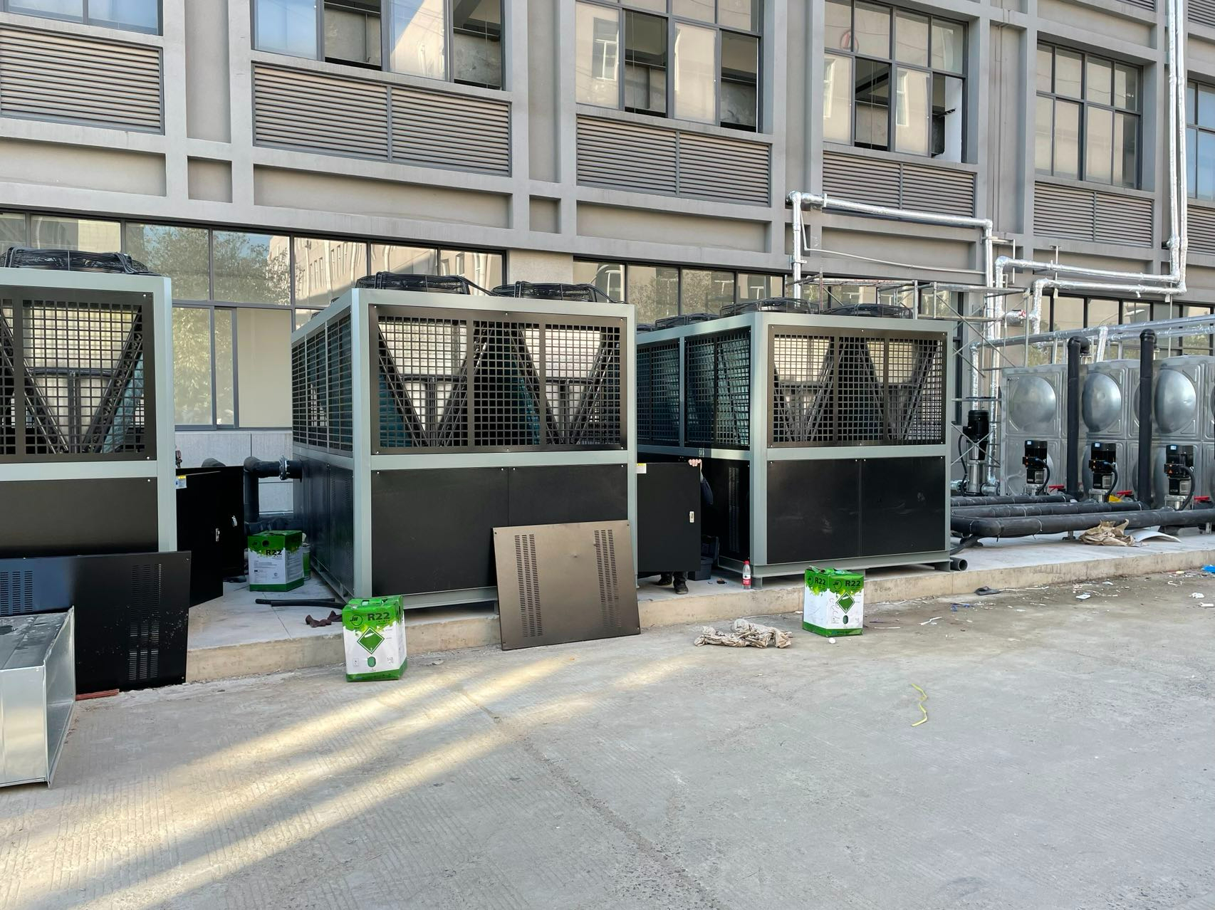 光學(xué)鍍膜-風(fēng)冷式螺桿冷水機(jī)應(yīng)用現(xiàn)場(chǎng)